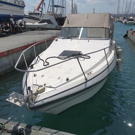 Отель Port De Saint Laurent Du Var - Bateau Moteur Экстерьер фото